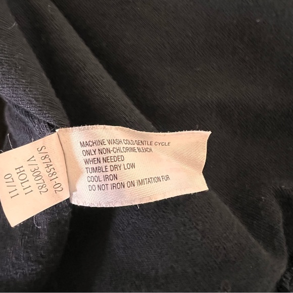 ⬇️Gap Ladies Vest W/Imitation Fur Size M Black Snap On Front Two Pockets - Picture 9 of 10